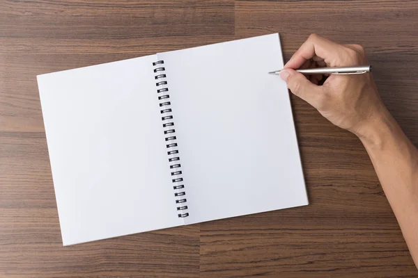 Die rechte Hand hält einen Stift mit leerem Buch — Stockfoto