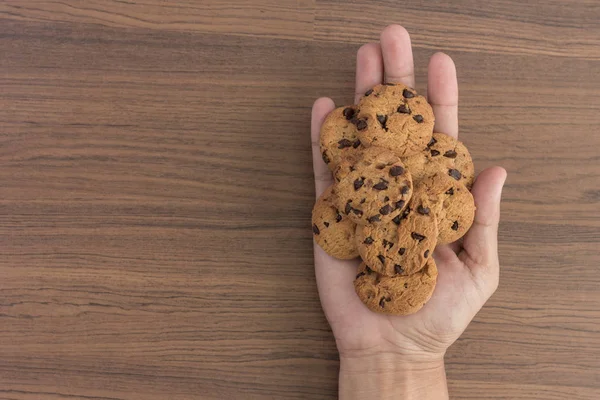 Čokoládové chipsy soubory cookie na pravé ruce — Stock fotografie