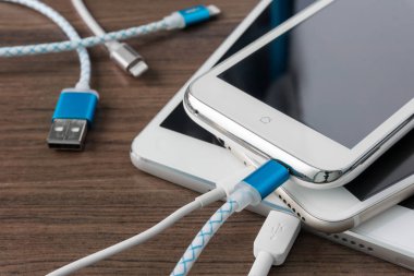 smartphone ve tablet Şarj kablosuyla