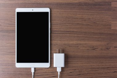 smartphone ve tablet ile şarj kabloları bağlayın