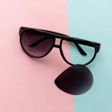 pastel üzerinde kırık güneş gözlüğü