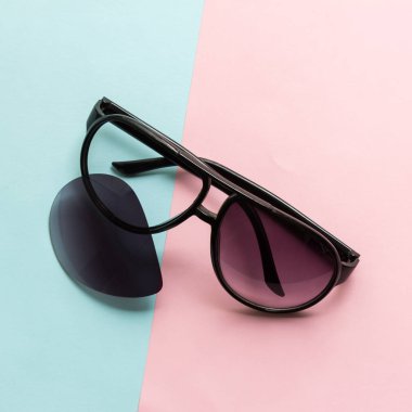 pastel üzerinde kırık güneş gözlüğü