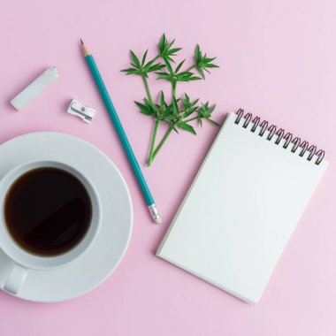 pembe bir arka plan üzerinde ofis masasında Aksesuar