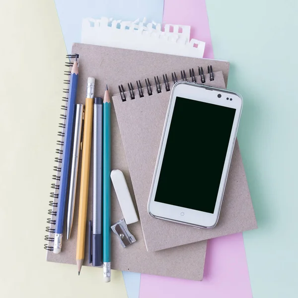 eğitim veya renkli arka plan üzerinde iş için aksesuarlar