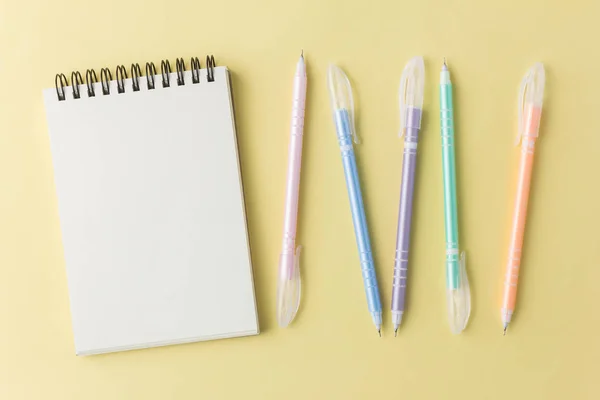 Notizbuch mit buntem Stift auf gelbem Hintergrund — Stockfoto