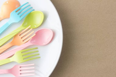 yumuşak renkli kaşık ve çatal üstten görünüm kopya alanı ile