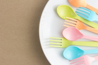 yumuşak renkli kaşık ve çatal üstten görünüm kopya alanı ile