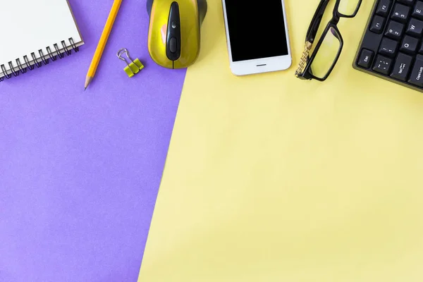 Bürobedarf auf gelb und lila in der Draufsicht — Stockfoto