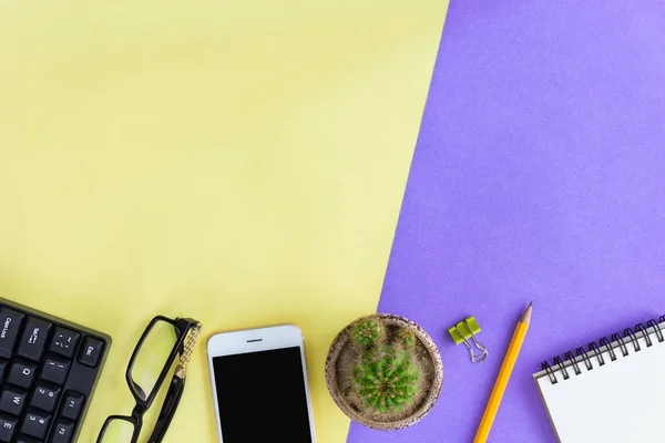 Bürobedarf auf gelb und lila in der Draufsicht — Stockfoto