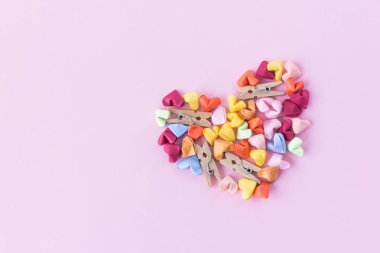 el yapımı kağıt kalp üzerinde pembe arka planda Üstten Görünüm