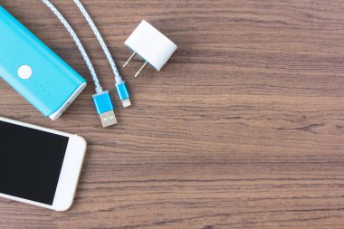 Usb kabloları üstten görünüm smartphone ve pil bankada ile şarj