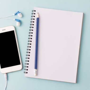 müzik konsepti üzerinde üst görünümünde mavi arka planı için aksesuarlar