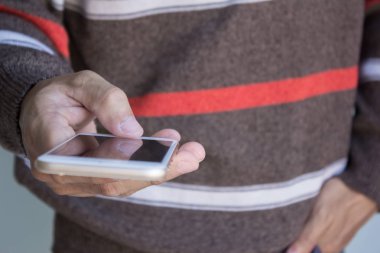 adam el atış yakından Smartphone kullanarak