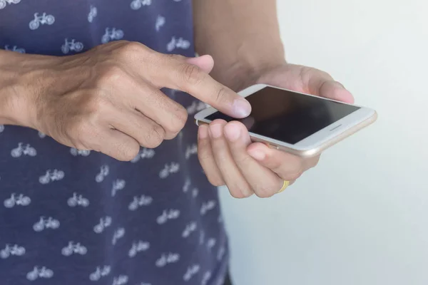 Man hand met smartphone in close-up shot — Stockfoto