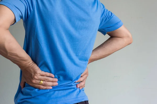 Крупным планом снимок мужчины с болью в спине — стоковое фото