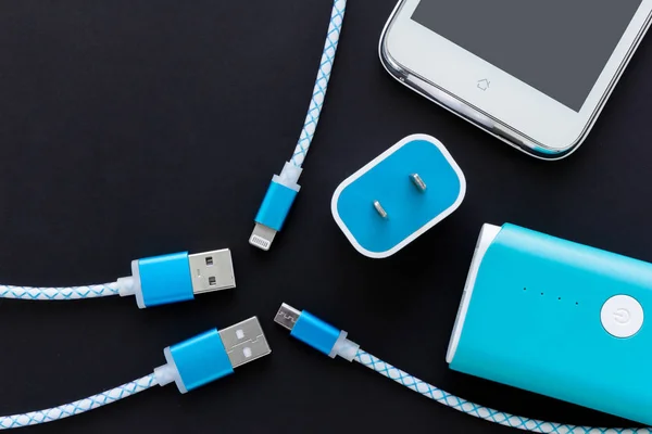 USB-laddning kablar för smartphone och surfplatta i ovanifrån — Stockfoto