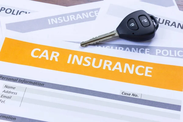 Car insurance form with car key — Stock Photo, Image