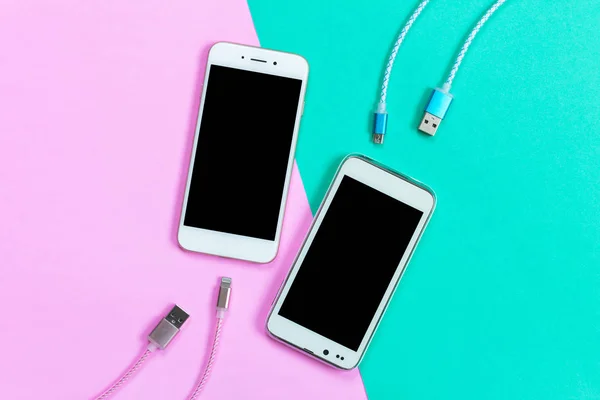 USB-kabels voor smartphone en tablet in bovenaanzicht opladen — Stockfoto