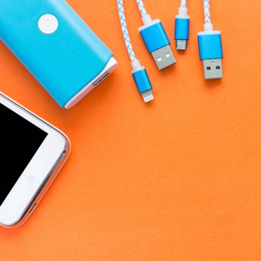 Usb ile şarj kabloları için smartphone ve tablet ora üst görünümünde
