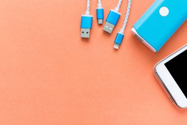 Usb ile şarj kabloları için smartphone ve tablet ora üst görünümünde