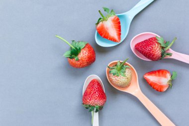 Üstten Görünüm plastik kaşık üzerinde taze çilek