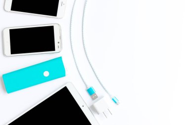 Pil banka ve usb kabloları içinde şarj ile beyaz smartphone