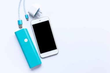 Pil banka ve usb kabloları içinde şarj ile beyaz smartphone