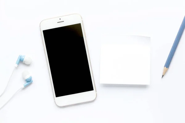 Smartphone, oortelefoon, blauwe pen en papier opmerking in bovenaanzicht met nummer — Stockfoto