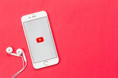 Lampang. Tayland. 1 Nisan 2018. Youtube uygulaması üzerinde çalışıyor