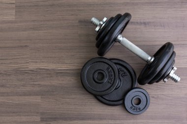 Üstten Görünüm içinde ahşap zemin üzerinde siyah halter