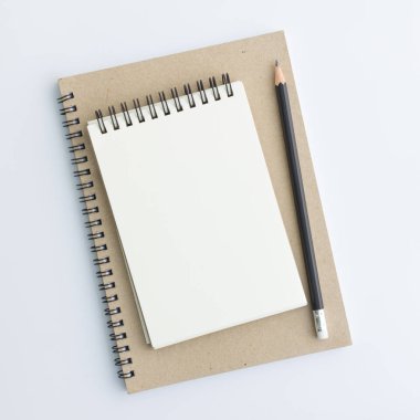 üst görünümde not defteri ve kalem