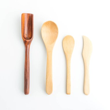 Tahta kaşıklar beyaz görünümde