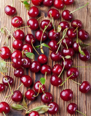 Taze kırmızı kiraz ahşap arka plan Üstten Görünüm