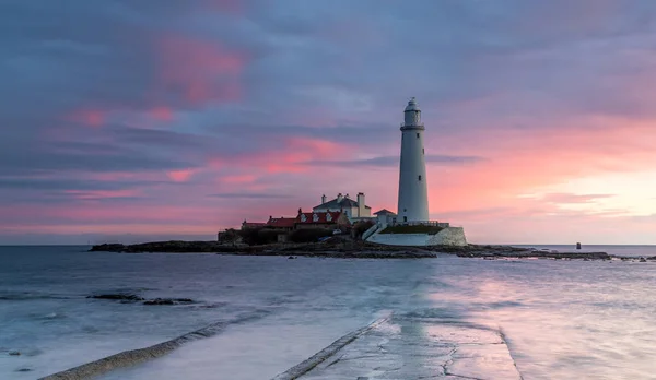 Faro Mary Nella Baia Whitley All Alba Con Strada Rialzata — Foto Stock