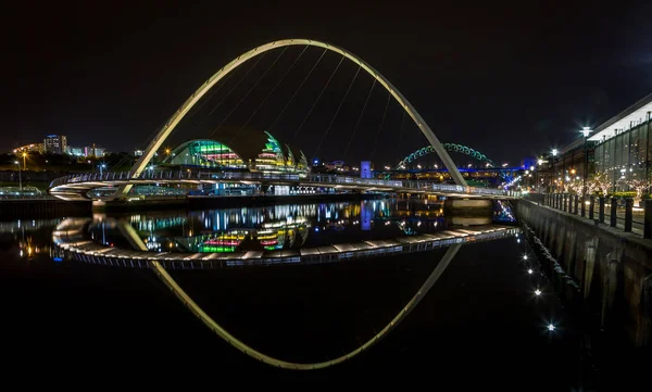Die Beleuchteten Und Farbenfrohen Sehenswürdigkeiten Der Uferpromenade Von Newcastle Bei — Stockfoto