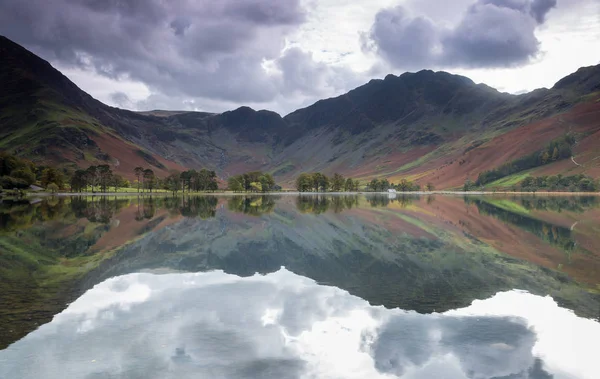 Buttermere Estaba Perfectamente Quieto Día Sin Aliento Distrito Los Lagos —  Fotos de Stock