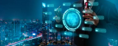 Şifreli bloklar zinciri ile engelleme teknolojisi kavramı ve şehrin arka planındaki kişi, bitcoin gibi finansal kripto para birimi. Hologramla çalışan iş adamının iki kez görüntülenmesi.