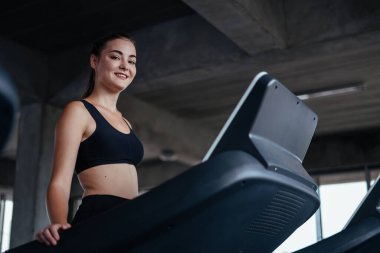 Spor salonundaki koşu bandında koşan sağlıklı insanlar konsept üzerinde çalışırlar. Spor salonundaki koşu bandında kardiyo antrenmanı yapan insanların fotoğrafları..