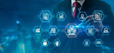 Belge Yönetimi Veri Sistemi İş Dünyası İnternet Teknolojisi ve Şirket Veri Yönetim Sistemi (DMS) kavramı. İşadamı kullanıcılarla bağlantılı korunan belgeyi yayınladı.