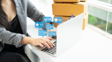 Genç Asyalı kadın akıllı telefon kullanıyor, adam rahatlıyor ve akıllı telefon kullanıyor. İkon, sosyal medya kavramı. Kahve dükkanında sosyal medya kavramı olan telefona parmak basıyor..