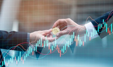 Altın Bitcoin 'i elinde tutan bir iş adamı. Finansal Grafik. Borsa çizelgesi. Bitcoin Yatırım İş Dünyası İnternet Teknolojisi konsepti.