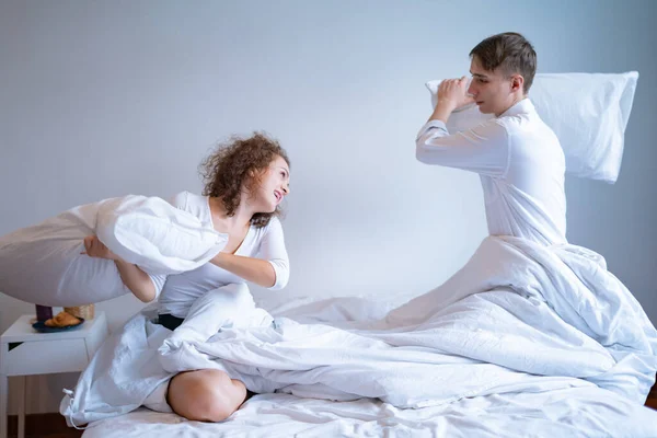Jeune Couple Pyjama Amuser Ensemble Lit Avoir Une Bataille Oreillers — Photo