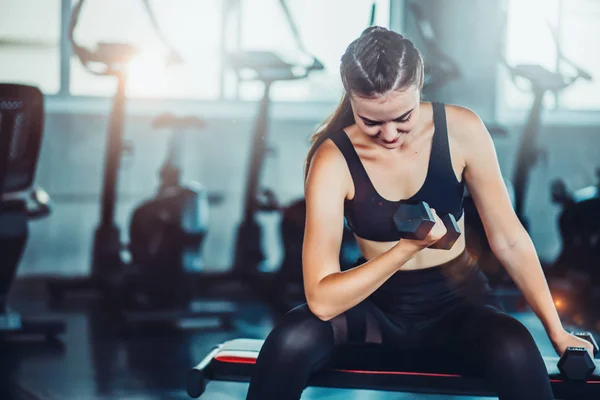 Hermosa Joven Gimnasio Haciendo Ejercicios Con Pesas Smiling Young Chica — Foto de Stock