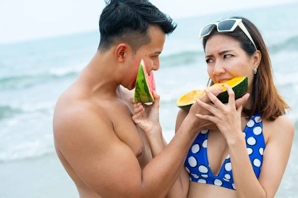Retrato Joven Hermosa Pareja Asiática Comiendo Sandía Playa — Foto de Stock