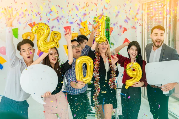 Ludzie Imprezie Nightclub Group Przyjaciół Świętować Imprezę Rzucanie Confetti Podczas — Zdjęcie stockowe