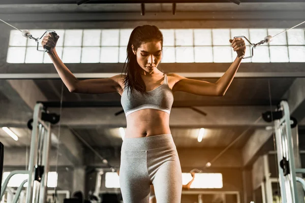 Young Asian Fitness Woman Working Out Exercise Machine Gym — ストック写真