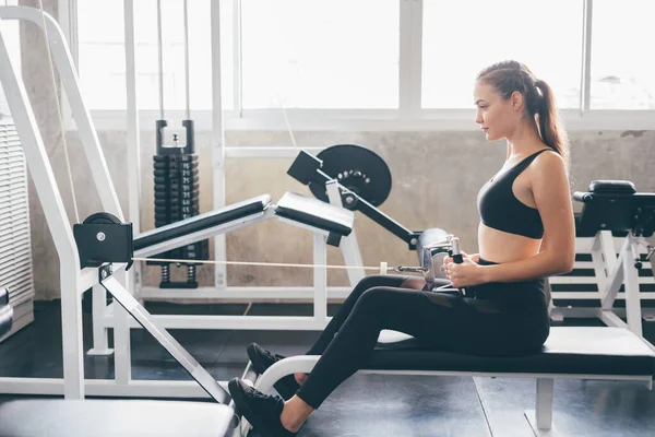 Joven Chica Fitness Levanta Simulador Gimnasio Gente Haciendo Ejercicio Equipo — Foto de Stock