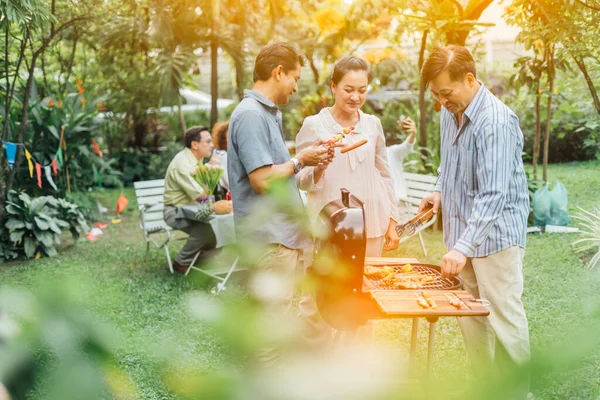 Familia Amigos Reunieron Mesa Cocinar Barbacoa Aire Libre Para Grupo —  Fotos de Stock