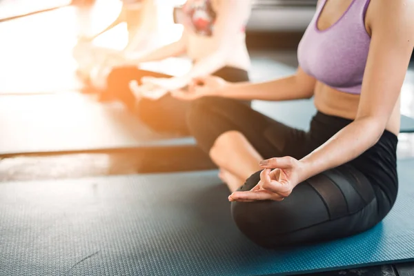 Grupo Mujeres Meditando Clase Yoga Amigas Sentadas Loto Posan Sobre — Foto de Stock