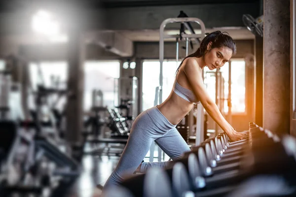 Joven Chica Fitness Posando Gimnasio Mujer Atlética Haciendo Ejercicio Con — Foto de Stock